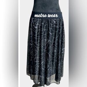♣️Metro-wear Black Midi Skirt w/ Tulle overlay & Silver embroidered Roses.♣️